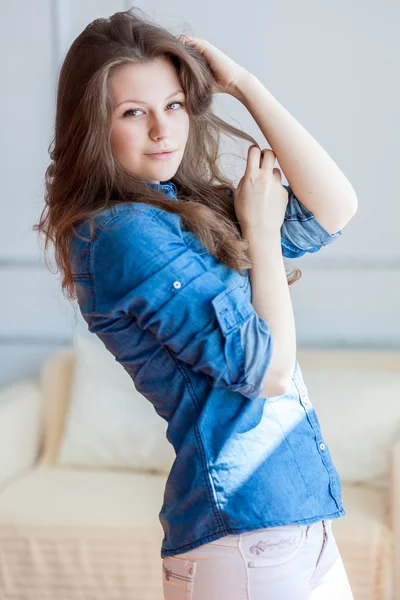 Portrait of young woman — Stock Photo, Image