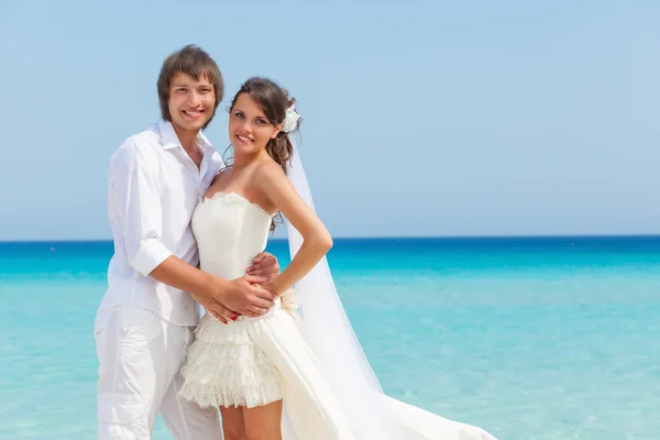 Una pareja en la playa — Foto de Stock