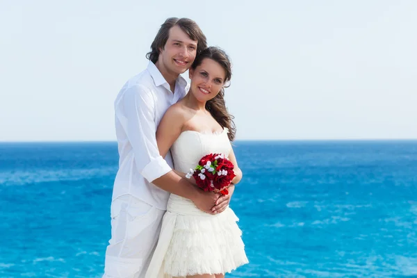 Een koppel op het strand — Stockfoto