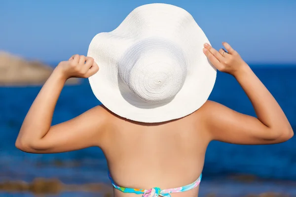 Una mujer con sombrero está posando —  Fotos de Stock