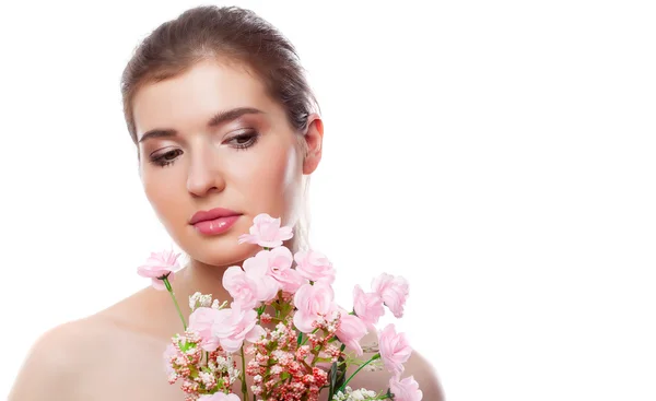 Una hermosa chica con flores — Foto de Stock