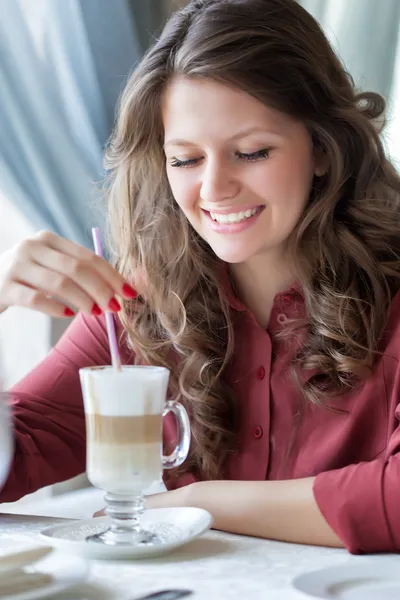 Una mujer en un restaurante está tomando café. — Foto de Stock