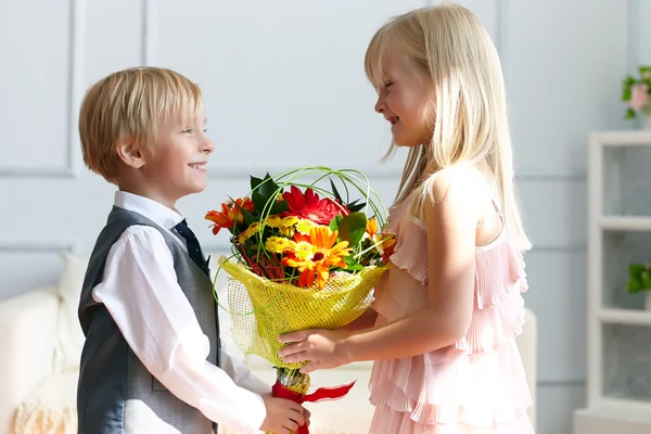 Junge schenkt Mädchen Blumen — Stockfoto