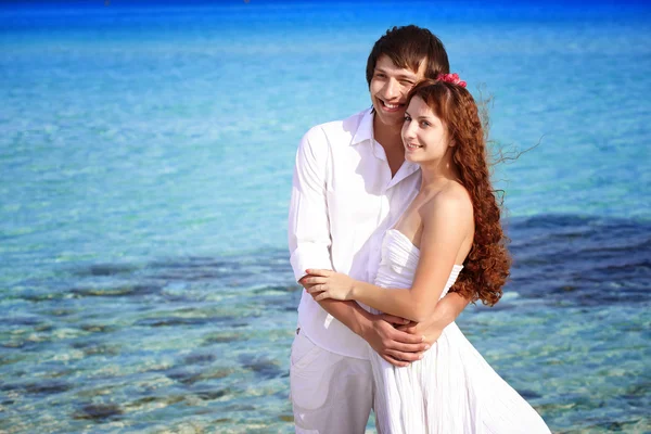 Una pareja en la playa — Foto de Stock