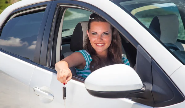 Ung kvinna med nycklarna till bilen — Stockfoto