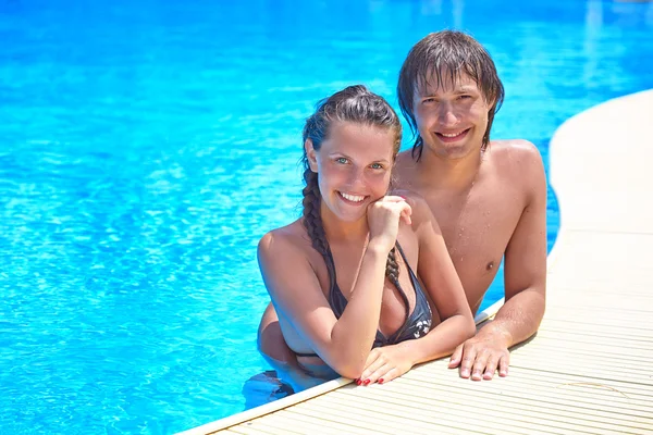 Couple en piscine — Photo