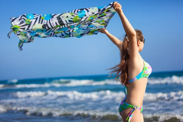 La mujer está en la playa —  Fotos de Stock