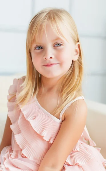 Portrait of young girl — Stock Photo, Image