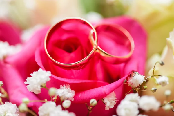 Wedding rings on bridal bouquet Royalty Free Stock Photos