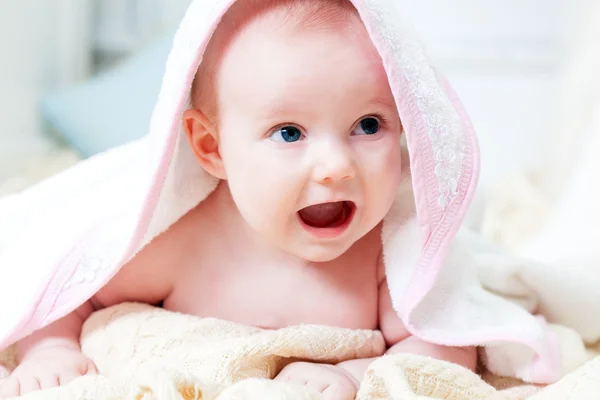 Маленький ребенок под розовым полотенцем — стоковое фото