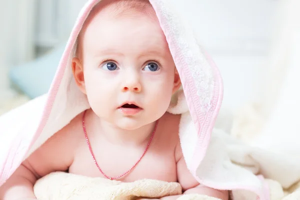 Małe dziecko pod róża ręcznik — Zdjęcie stockowe