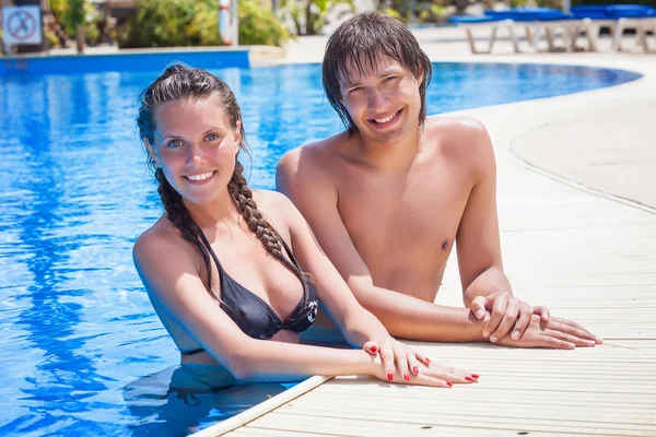 Couple en piscine — Photo