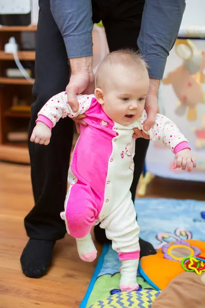 Father is teaching his child to walk — Stock Photo, Image