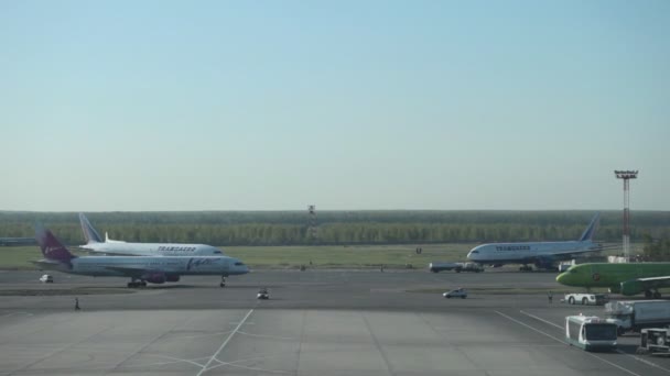 查看多沃国际机场，莫斯科，俄罗斯在跑道上 — 图库视频影像
