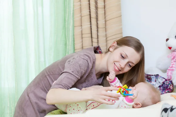 Femme joue avec son bébé — Photo