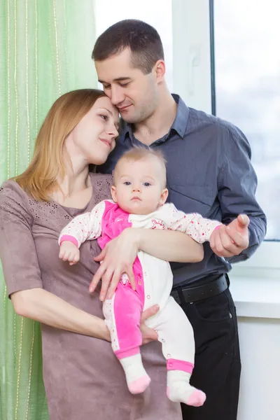 Família amorosa estão segurando ther bebê — Fotografia de Stock