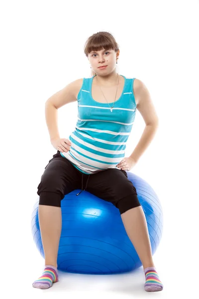 Mujer embarazada está haciendo ejercicios —  Fotos de Stock
