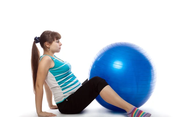Hamile kadın egzersizleri yapıyor — Stok fotoğraf