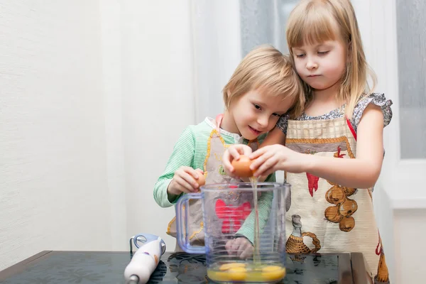 Garçon et fille cuisinent quelque chose — Photo