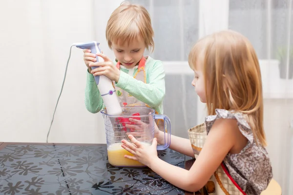 Garçon et fille cuisinent quelque chose — Photo