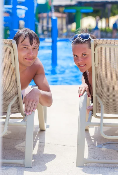 Una pareja está tomando el sol en la playa — Foto de Stock