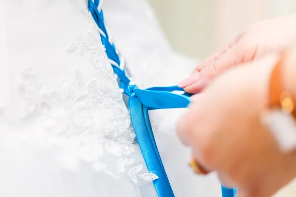 Someone is preparing bride's corset — Stock Photo, Image