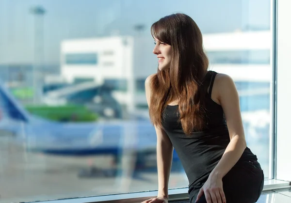 Vrouw op het vliegveld — Stockfoto