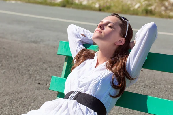 Žena spí na lavičce — Stock fotografie