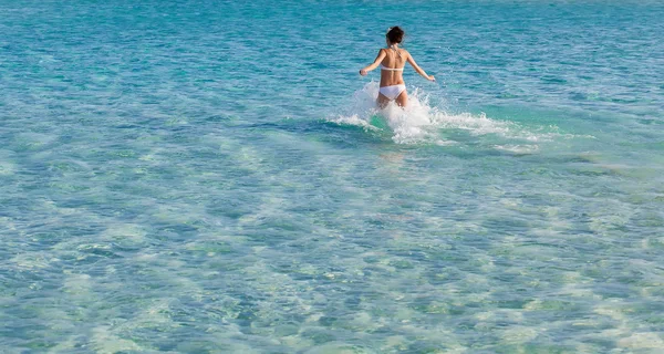 Mulher está correndo no mar — Fotografia de Stock