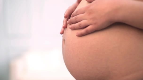 FullHD 1080p vídeo. A mulher está à espera de um bebé. A barriga dela está de perto. — Vídeo de Stock