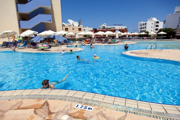 Cypern, Ayia Napa - 20 juni 2013: Visa på poolen nära — Stockfoto