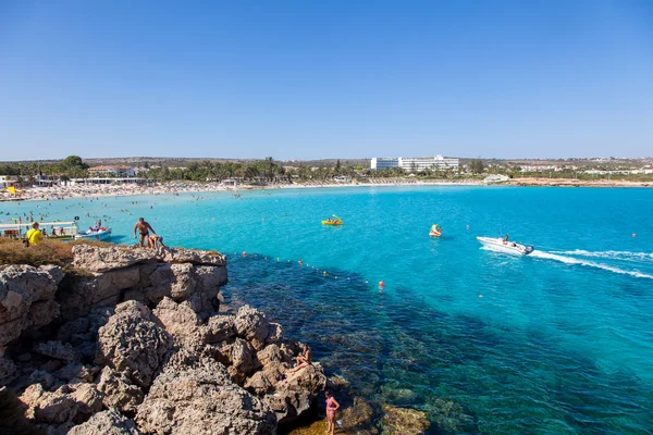 Ciprus, ayia napa - 2013. június 19.: a strand és a város — Stock Fotó