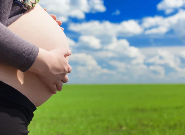 Pregnant woman's belly — Stock Photo, Image