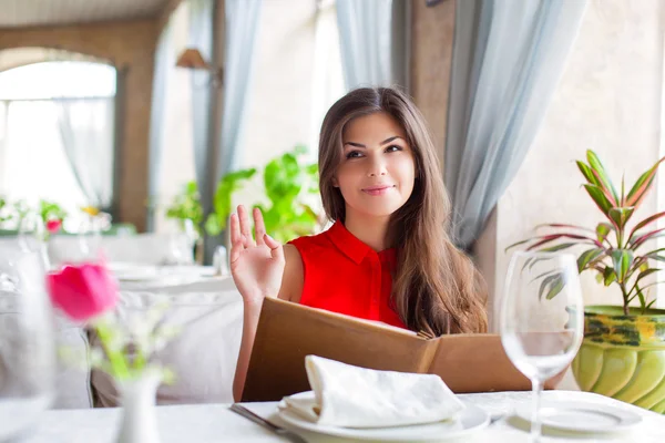 Frau im Restaurant — Stockfoto