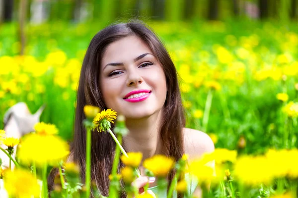 Junge Frau liegt auf Feld — Stockfoto