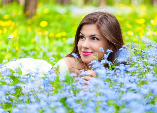 Young woman is lying on field — Stock Photo, Image