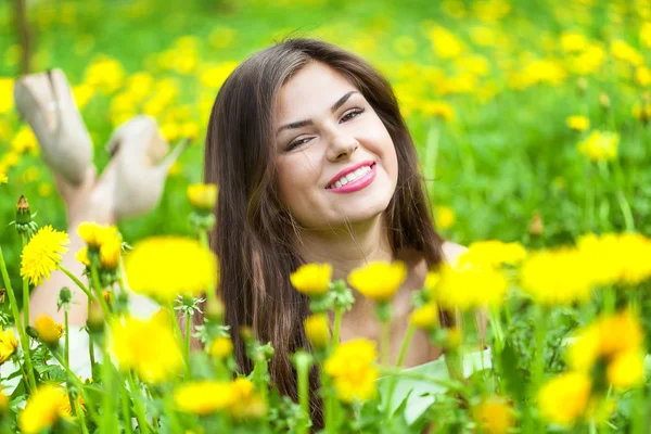 La jeune femme est allongée sur le terrain — Photo