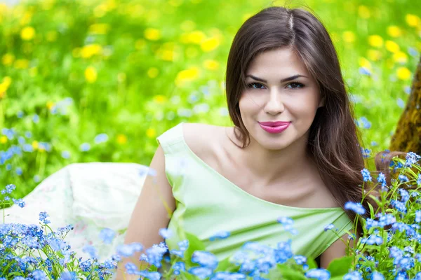 Young woman is lying on field — Stock Photo, Image