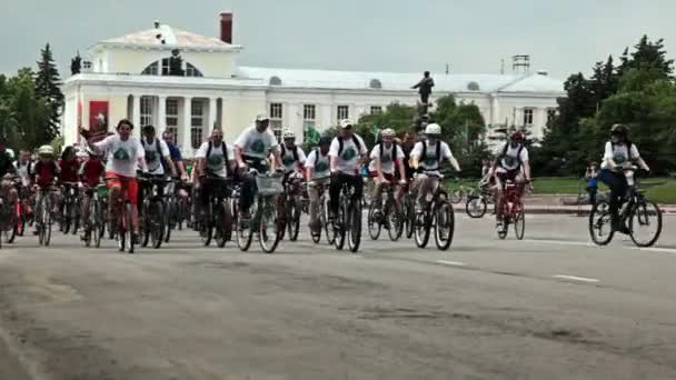 Rusland, orel - 31 mei 2014: dag van fiets. grote groep van mensen zijn een fiets — Stockvideo