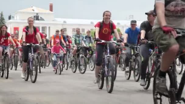 Rusland, orel - 31 mei 2014: dag van fiets. grote groep van mensen zijn een fiets — Stockvideo