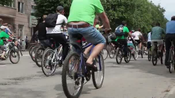 Rusland, orel - 31 mei 2014: dag van fiets. grote groep van mensen zijn een fiets — Stockvideo