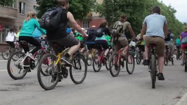 ロシア、orel - 5 月 31 日 2014年: 自転車の日。自転車に乗っている人々 の巨大なグループ — ストック動画