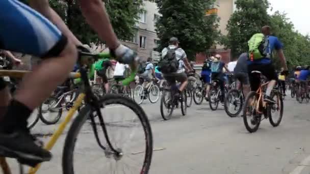 Rusland, orel - 31 mei 2014: dag van fiets. grote groep van mensen zijn een fiets — Stockvideo