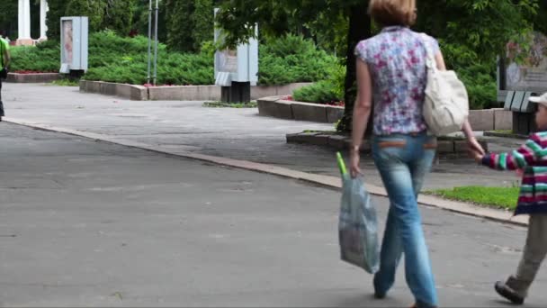 俄罗斯奥廖尔-2014年 5 月 31 日： 母亲和儿子，走在公园里 — 图库视频影像