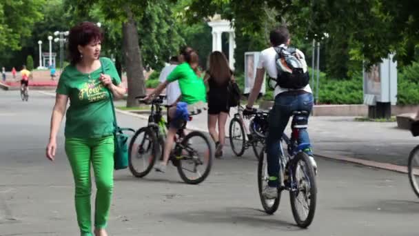 Rusland, orel - 31 mei 2014: mensen lopen in het park — Stockvideo