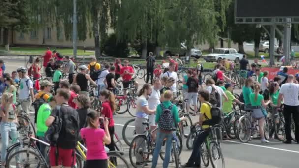 ロシア、orel - 5 月 31 日 2014年: 自転車の日。自転車に乗っている人々 の巨大なグループ — ストック動画
