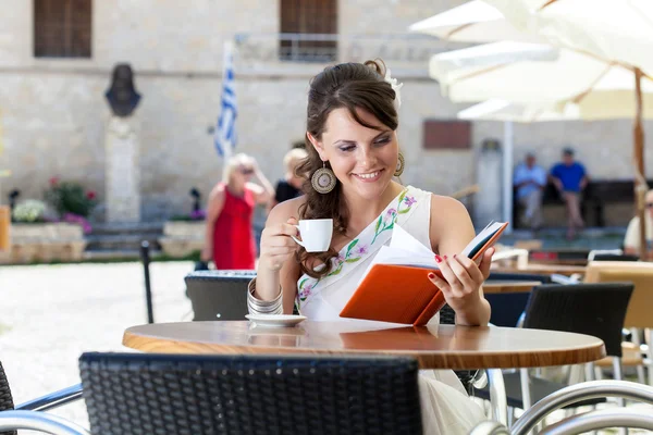 Νεαρή γυναίκα κάθεται στο café — Φωτογραφία Αρχείου