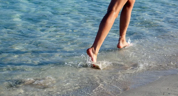 Woman is running on the coast — Stock Photo, Image