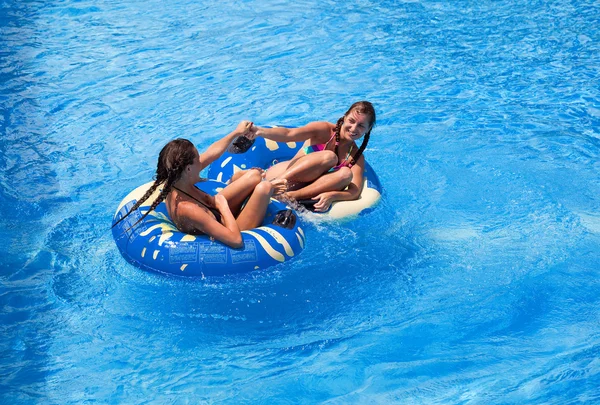 Two women in the swimming pool — Stock Photo, Image