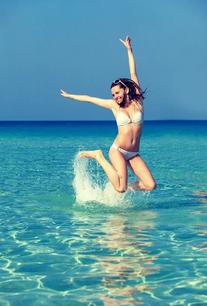 一个女人在水中跳跃 — 图库照片